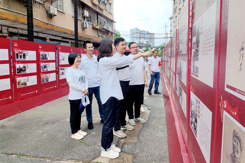 户外讲授“重温百年路，起航新征程”党史学习教育专题党课（摄影者：兰玉）.jpg